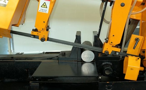 金湾数控带锯床自动送料精度会出现偏差吗？