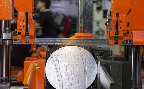 金湾立式金属带锯床切削出现跑带故障解决方法！